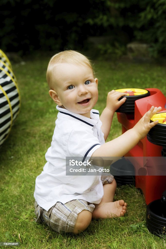 Junge spielt mit Spielzeug - Lizenzfrei Blaue Augen Stock-Foto