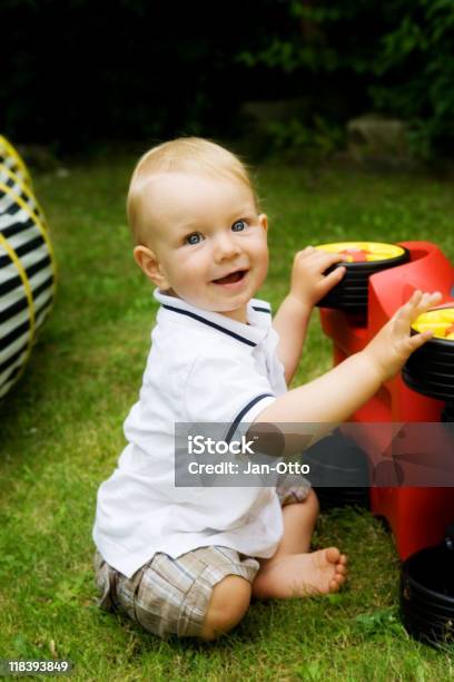 Junge Spielt Mit Spielzeug Stockfoto und mehr Bilder von Blaue Augen - Blaue Augen, Blick in die Kamera, Blondes Haar