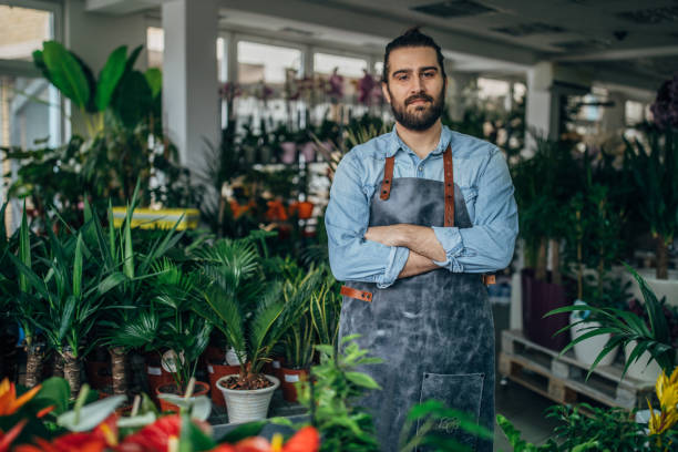 istock Man i flower shop 1183941715