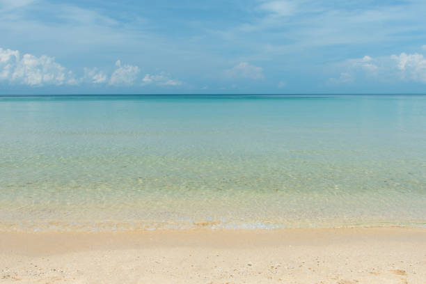 aqua meerwasser oberflächenwellen auf weißen sandstränden und wolken, natürlicher blauer himmel. sommerurlaub auf der insel rayong thailand. - samed stock-fotos und bilder