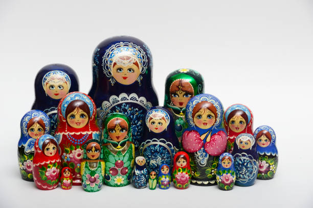 un sacco di bambole tradizionali russe nidificazione su sfondo bianco - russian nesting doll babushka matroshka art foto e immagini stock