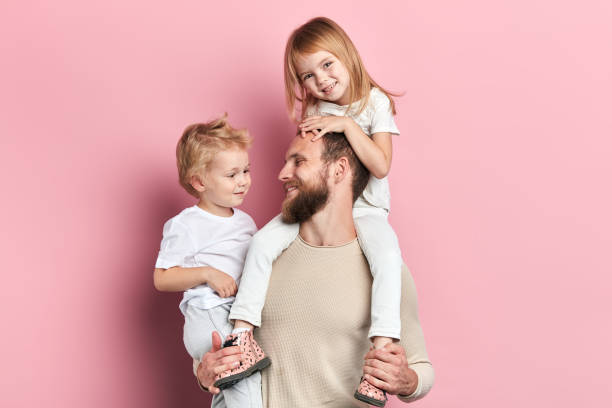 молодой счастливый berded отец держа маленькую дочь на шее - brown hair caucasian little boys men стоковые фото и изображения