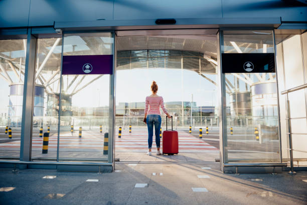 femme allant sur le voyage avec la photo de stock de valise - door tickets photos et images de collection