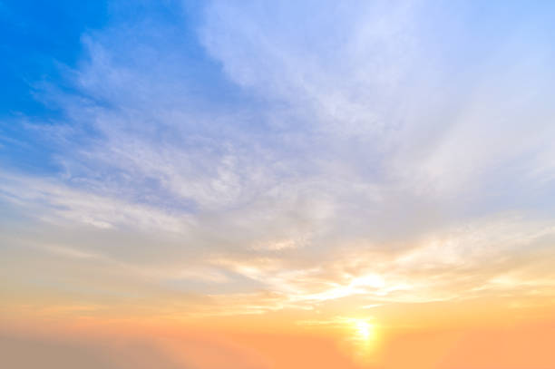 vue aérienne spectaculaire de coucher du soleil et de fond de nature de ciel de lever de soleil avec des nuages blancs - ciel seulement photos et images de collection