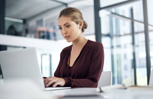 istock Putting her mind to the deadline 1183951500
