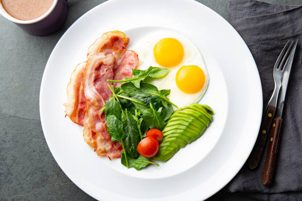 chetogenico è morto a colazione. concetto di dieta a zero carboidrati. visualizzazione dall'alto - zero carb foto e immagini stock