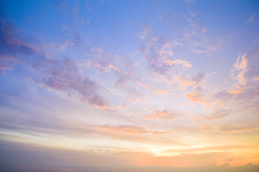 Vista aérea espectacular puesta de sol y amanecer cielo fondo natural con nubes blancas photo