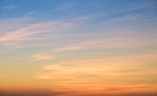 vue aérienne spectaculaire de coucher du soleil et de fond de nature de ciel de lever de soleil avec des nuages blancs - ciel seulement photos et images de collection