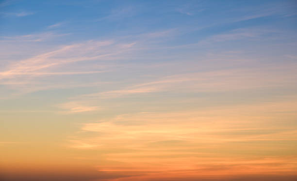 白い雲との空中ビュー劇的な日没と日の出空の自然の背景 - sky sunrise day vibrant color ストックフォトと画像