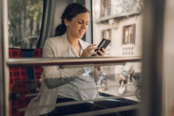 donna incinta in autobus urbano - transportation bus mode of transport public transportation foto e immagini stock