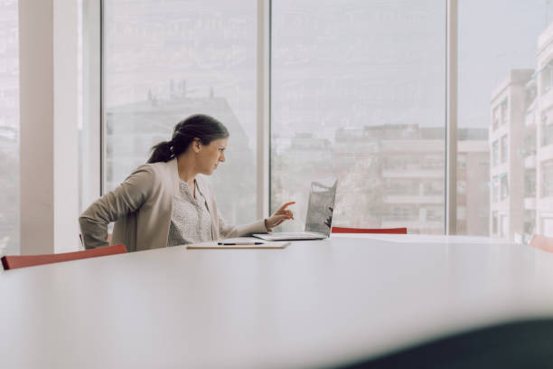 istock Pregnat woman working at the office 1183957129
