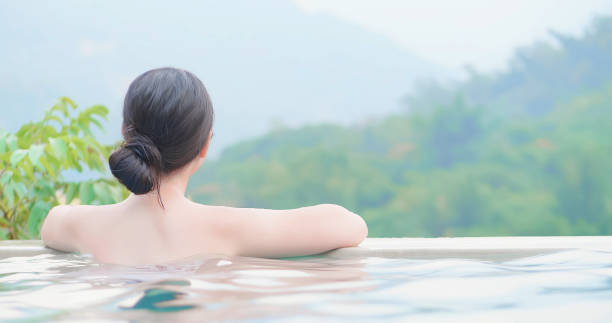 mujer asiática disfrutar de las aguas termales - baños térmicos fotografías e imágenes de stock