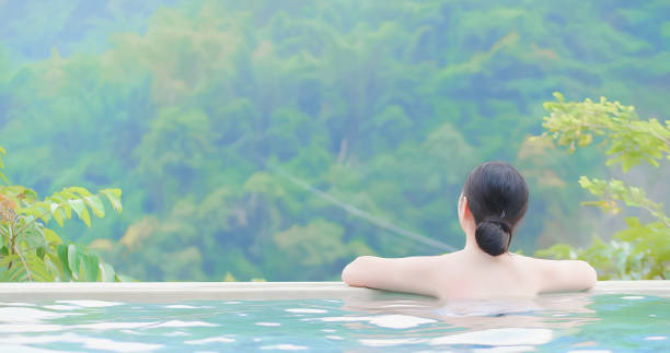 アジアの女性は温泉を楽しむ - 温泉 ストックフォトと画像