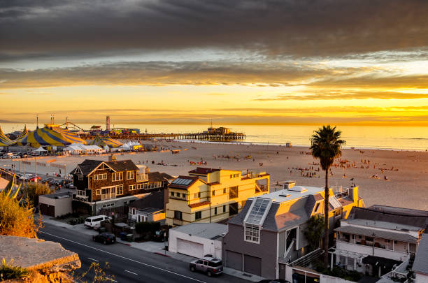 bellissimo tramonto sulla spiaggia di santa monica nel sud della california. - santa monica beach california house foto e immagini stock