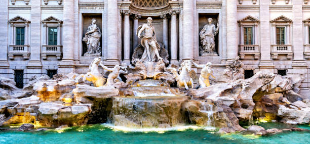 ローマ旧市街の歴史的なフォンタナ・デ・トレビの噴水のパノラマビュー。 - trevi fountain rome fountain panoramic ストックフォトと画像