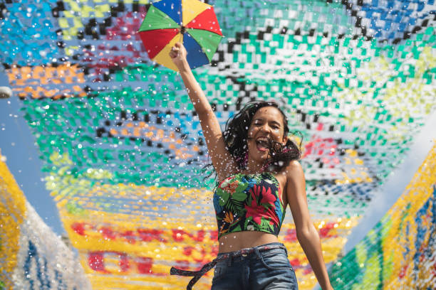 dança do turista e que prende um guarda-chuva do frevo no carnaval brasileiro - carnaval sao paulo - fotografias e filmes do acervo