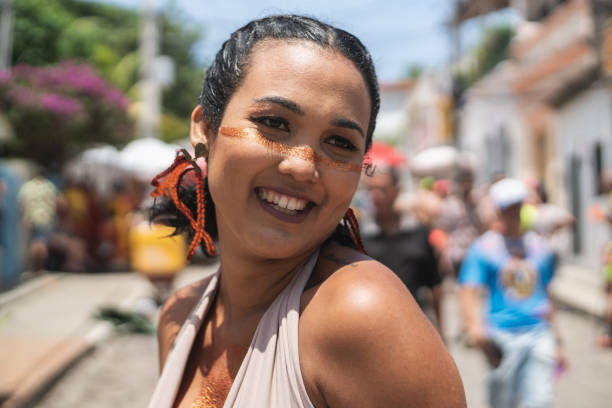 retrato do carnaval de rua da dança da mulher brasileira - carnaval sao paulo - fotografias e filmes do acervo