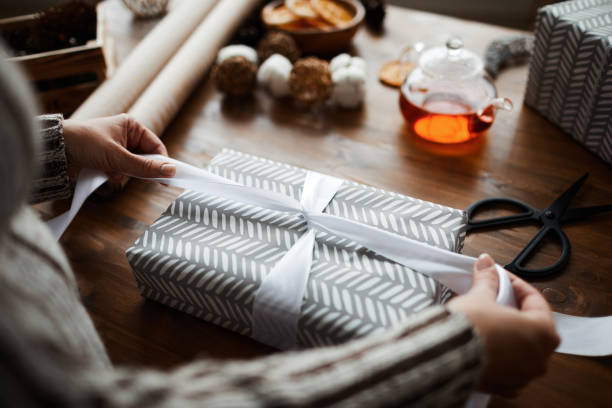 decoración de la caja de regalo con cinta - envuelto fotografías e imágenes de stock