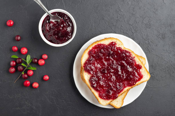 wheat bread toast with cranberry jam - jellied cranberries fotos imagens e fotografias de stock