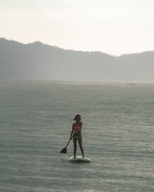 paddleboarding em barton portuário, palawan, filipinas - filipino ethnicity women philippines palawan - fotografias e filmes do acervo