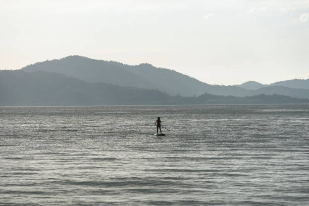 paddleboarding em barton portuário, palawan, filipinas - filipino ethnicity women philippines palawan - fotografias e filmes do acervo