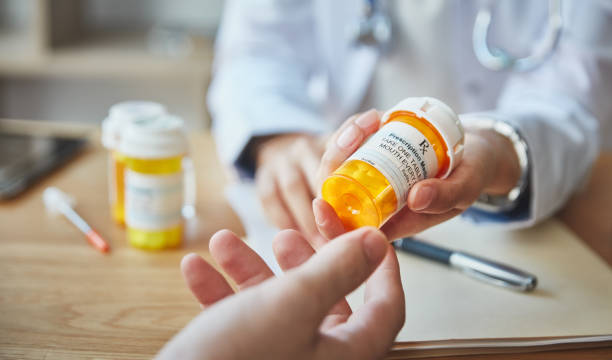 arzt und patient - rx pill prescription symbol stock-fotos und bilder