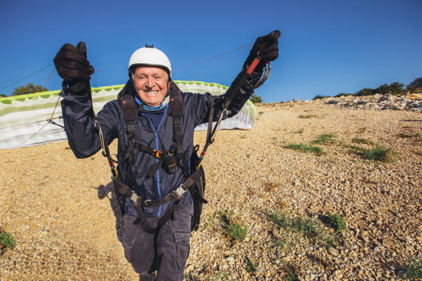 il parapendio anziano a terra prepairs per volare. - outdoors nature paragliding autumn foto e immagini stock