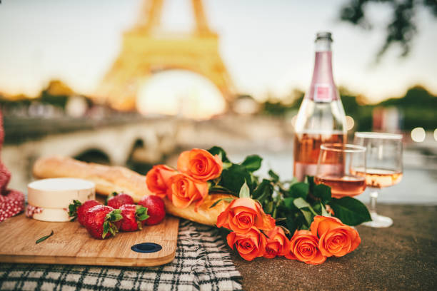 anche i romantici senza speranza trovano l'amore in questa città - romantics foto e immagini stock