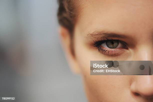 Foto de Closeup Da Mulher De Olhos Verde e mais fotos de stock de Adulto - Adulto, Cabelo curto - Comprimento de Cabelo, Dia