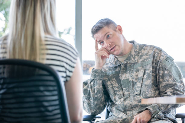istock Soldier having discussion with therapist 1183999800