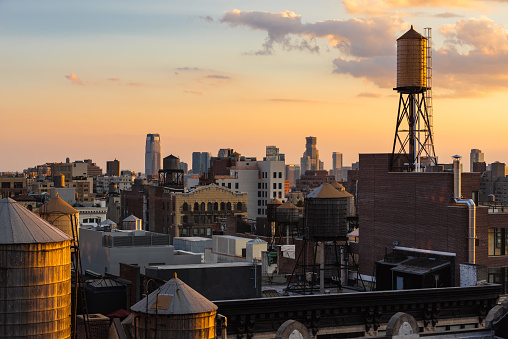 Luz de verano de la ciudad de Nueva York en los tejados de Chelsea con torres de agua (Manhattan), Nueva York, EE. UU. photo