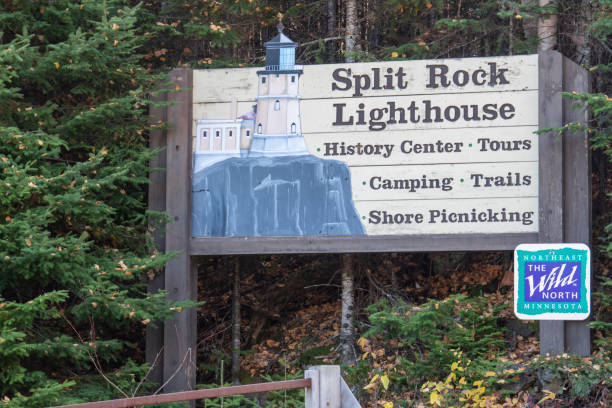 señal de bienvenida para el parque estatal split rock lighthouse a lo largo de la costa norte de minnesota - split rock lighthouse duluth lighthouse north shore fotografías e imágenes de stock