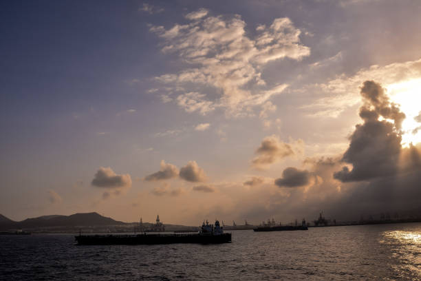 istock Silhouette of an offshore drilling rig 1184005953