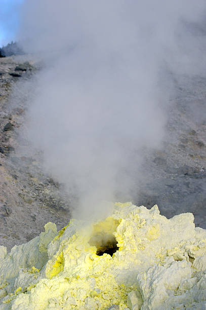 fumarolinyy sovratensione sul vulcano del vulcano mendeleev. - mendeleev foto e immagini stock