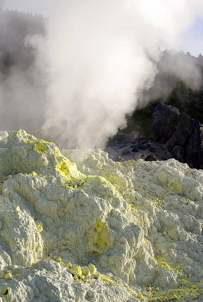 fumarolinyy sovratensione sul vulcano del vulcano mendeleev. - mendeleev foto e immagini stock