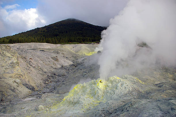 vulcan du mendeleev - sulphur landscape fumarole heat photos et images de collection