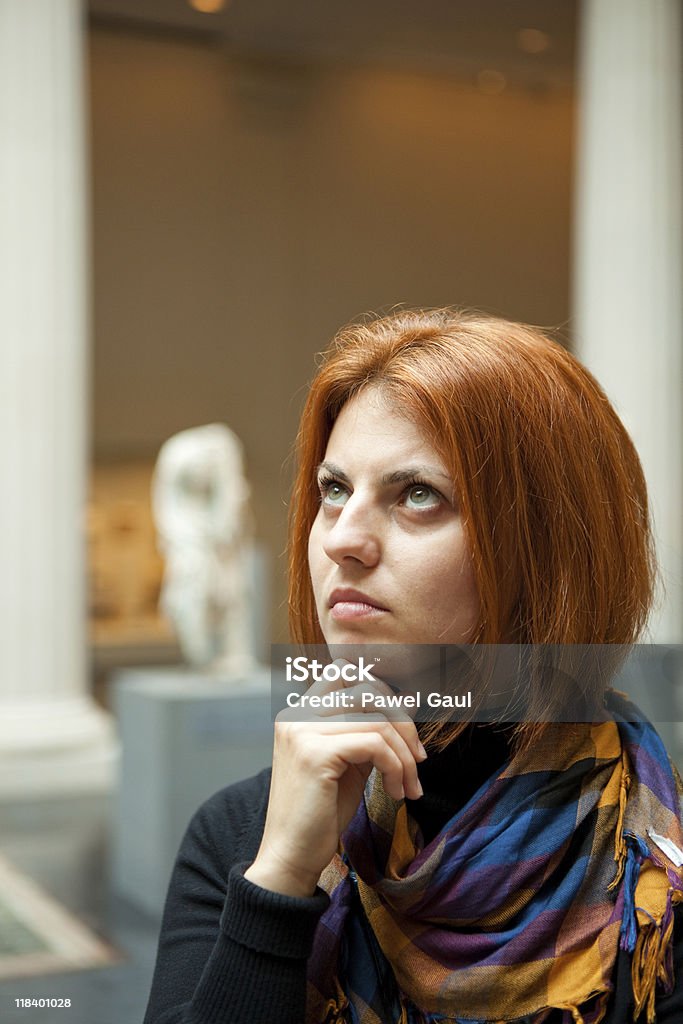 Kobieta w Muzeum podziwiać Posąg artystyczny - Zbiór zdjęć royalty-free (Dorosły)