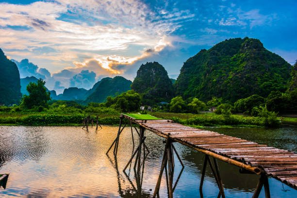 trang an, una zona pintoresca cerca de ninh binh, vietnam - red river fotografías e imágenes de stock