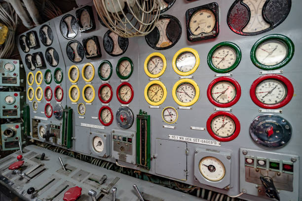 panneau de jauges dans la salle de contrôle - submarine navy usa military photos et images de collection