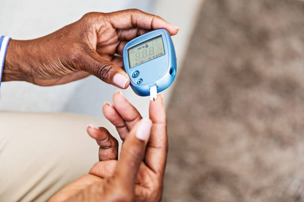 misurazione della glicemia - diabetes foto e immagini stock