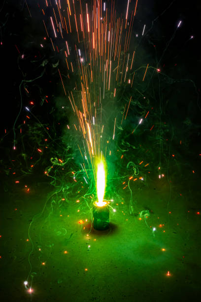 feux d'artifice de pots de fleur de couleur verte (tubri) brûlant sur le sol - traditional culture flash photos et images de collection