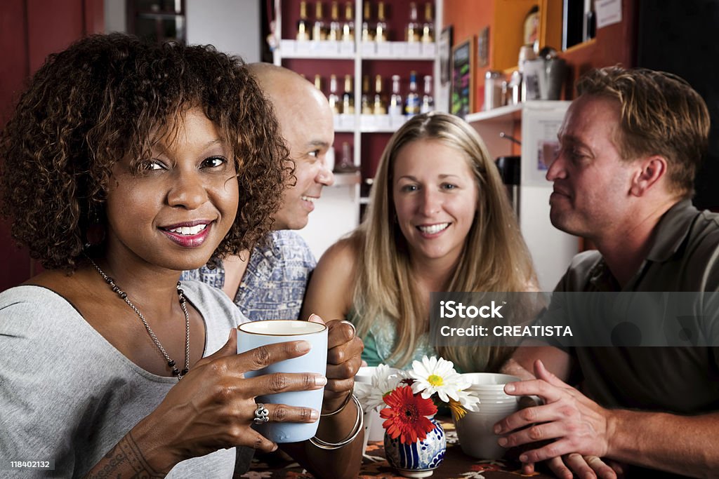 Mujer afroamericana con amigos - Foto de stock de Adulto libre de derechos