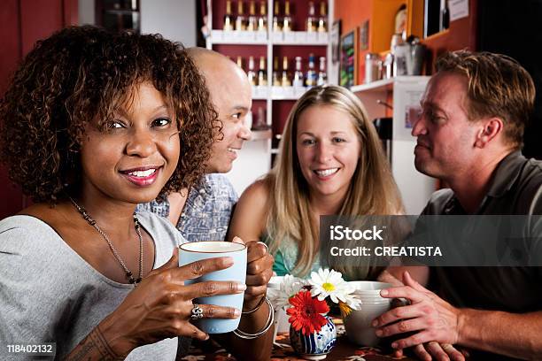 Afroamericana Donna Con Gli Amici - Fotografie stock e altre immagini di Adulto - Adulto, Adulto di mezza età, Afro-americano