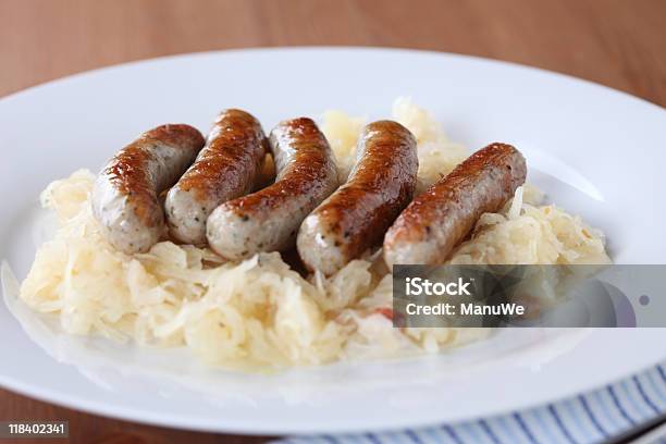 Gegrillte Miniwurst Mit Sauerkraut Plate Deutsch Stockfoto und mehr Bilder von Deutsche Kultur - Deutsche Kultur, Deutsche Küche, Essgeschirr