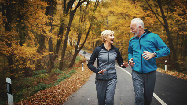 숲에서 조깅하는 선배 부부. - running cheerful outdoors senior couple 뉴스 사진 이미지