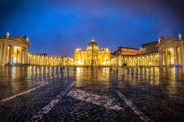 basilique saint-pierre à l'heure bleue à rome, italie - st peters basilica photos et images de collection