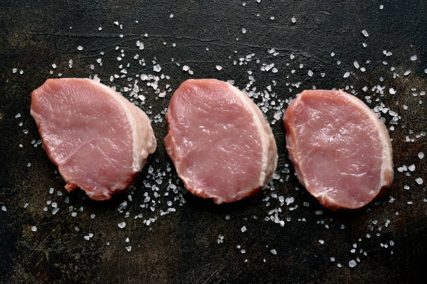 fette di carne di maiale biologica cruda con ingredienti per la produzione - veal medallion beef gourmet foto e immagini stock