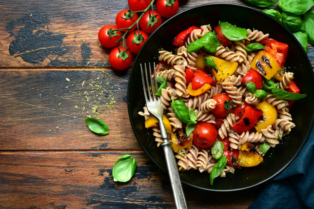 fusilli integrale con verdure grigliate - fusilli foto e immagini stock