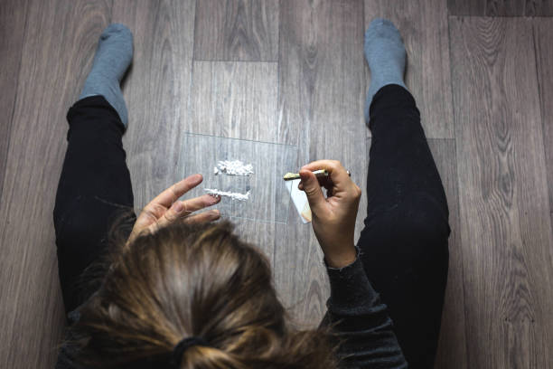 young woman snorting drugs, cocaine or speed or other drugs abuse, addiction - narcotic teenager cocaine drug abuse imagens e fotografias de stock