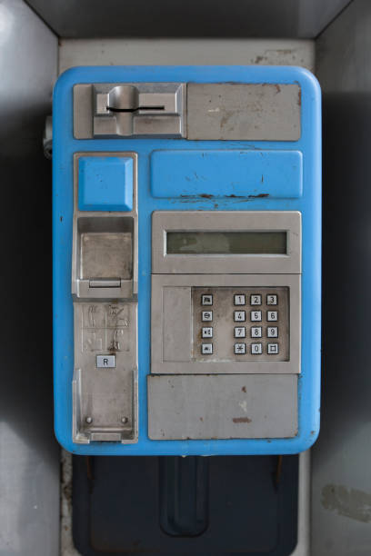 古いと悪化した青いスペイン語の電話ブース - coin operated pay phone telephone communication ストックフォトと画像